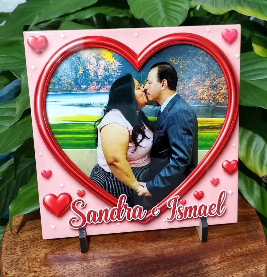 Azulejo com foto de casal em moldura de coração