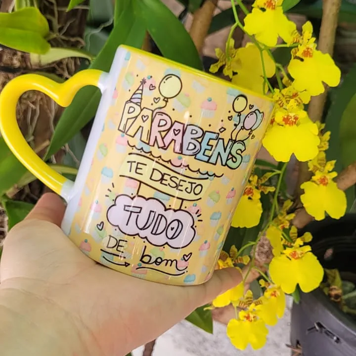Caneca de aniversário com alça de coração