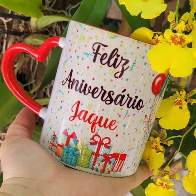 Caneca de aniversário com alça de coração