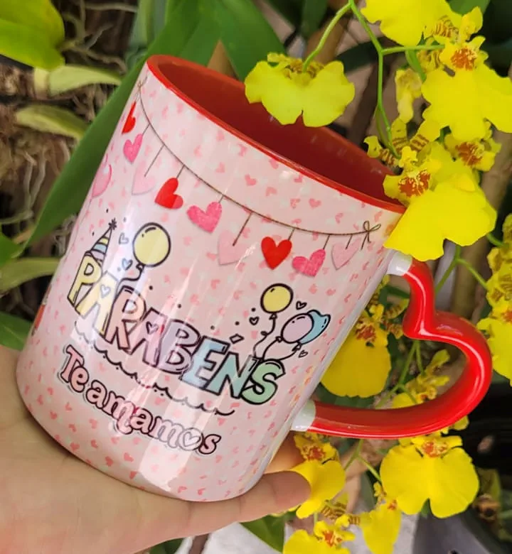Caneca de aniversário com alça de coração