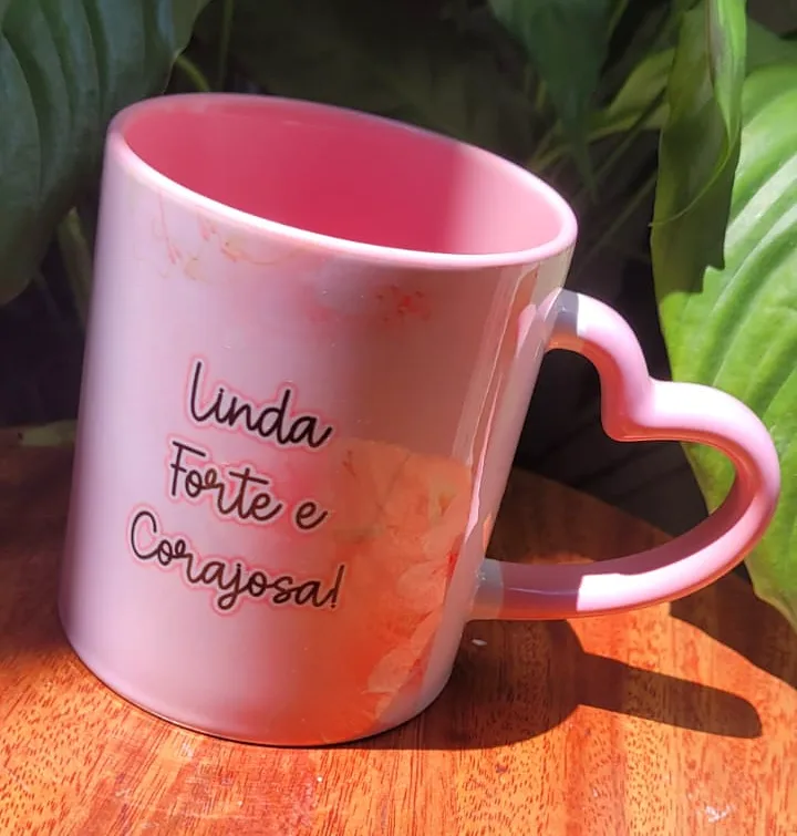 Caneca com frase e alça de coração