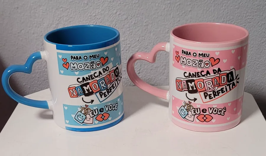 Par de canecas com alça de coração