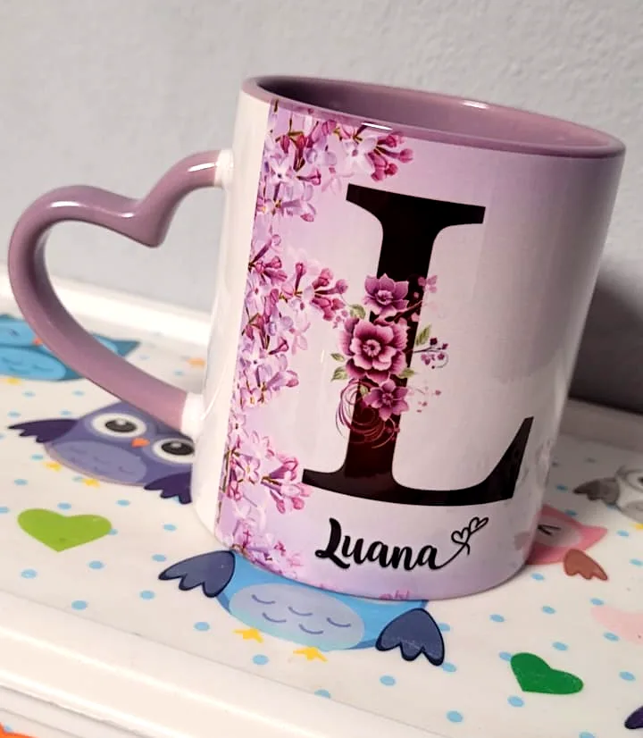 Caneca com letra, nome e alça de coração