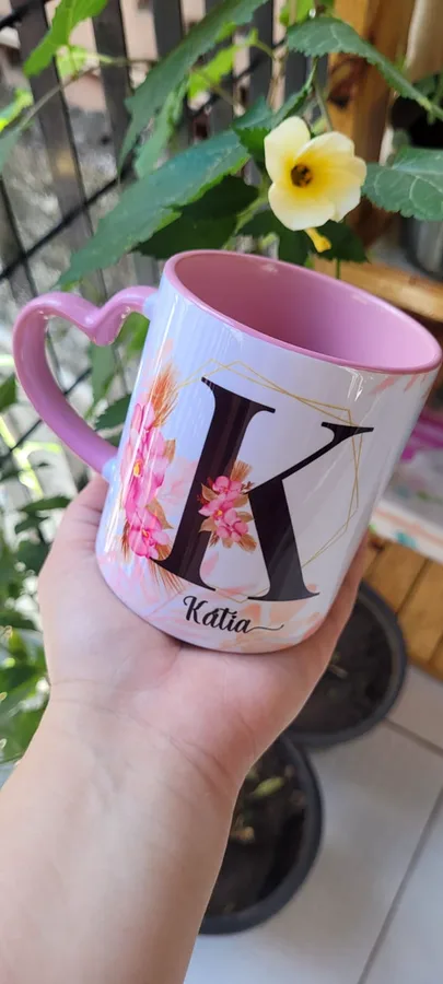 Caneca com letra, nome e alça de coração