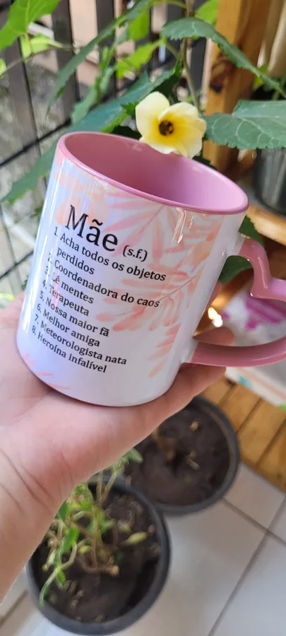 Caneca para as mães com alça de coração