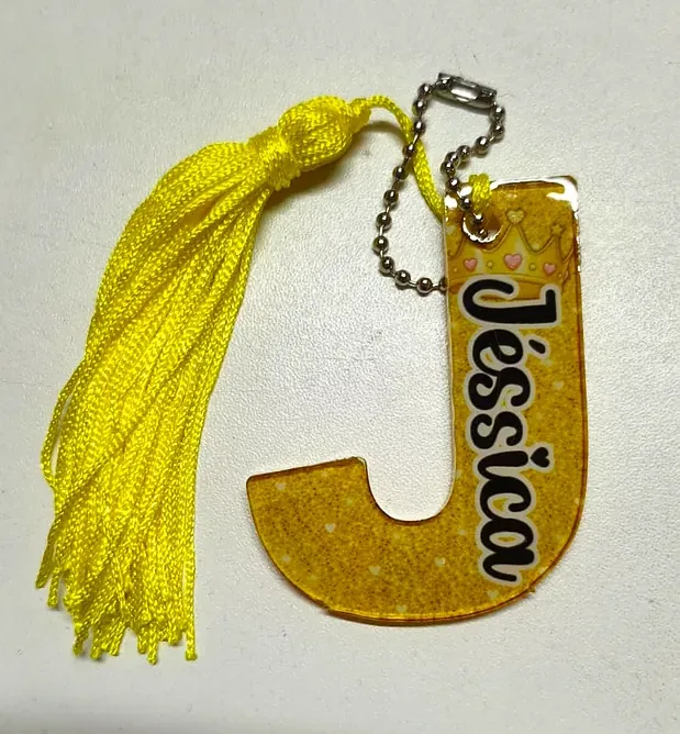 Chaveiro de letra J com nome e tassel amarelo