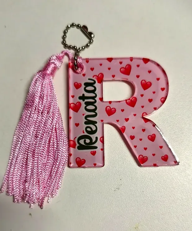 Chaveiro de letra R com nome e tassel rosa