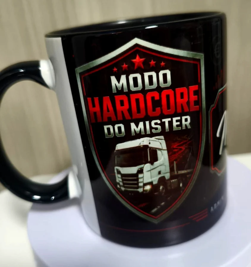 Caneca preta personalizada Modo Hardcore do Mister, com arte de caminhão