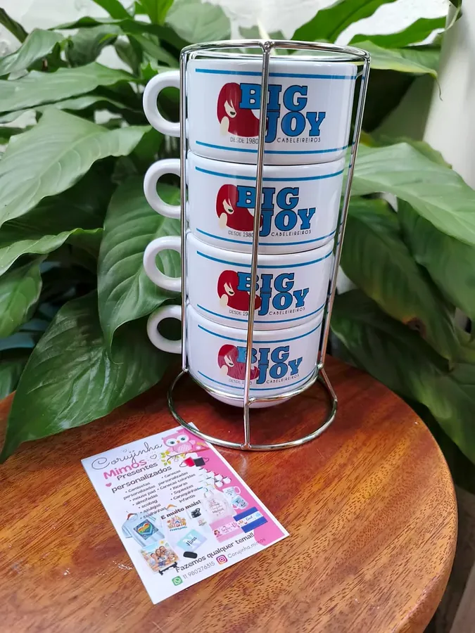 Quatro xícaras personalizadas empilhadas no suporte