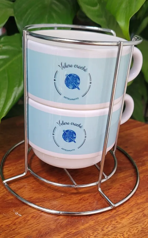 Duas xícaras personalizadas empilhadas no suporte
