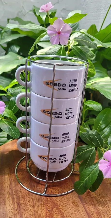 Quatro xícaras personalizadas com logotipo de autoescola, no suporte